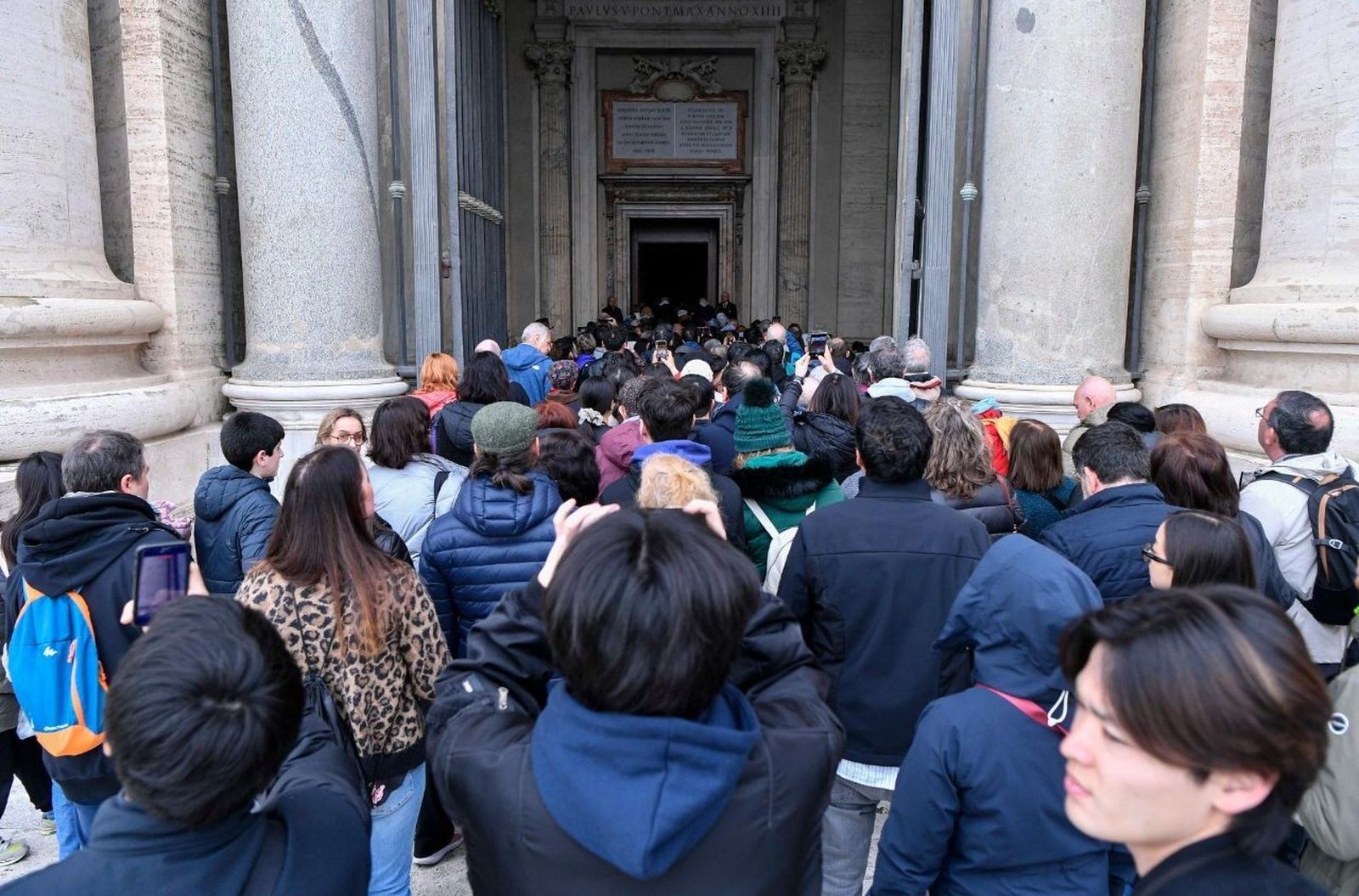 Peregrinos ante la Puerta Santa
