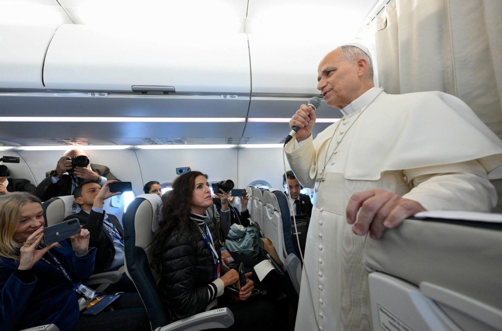 León, en el vuelo de regreso a Roma