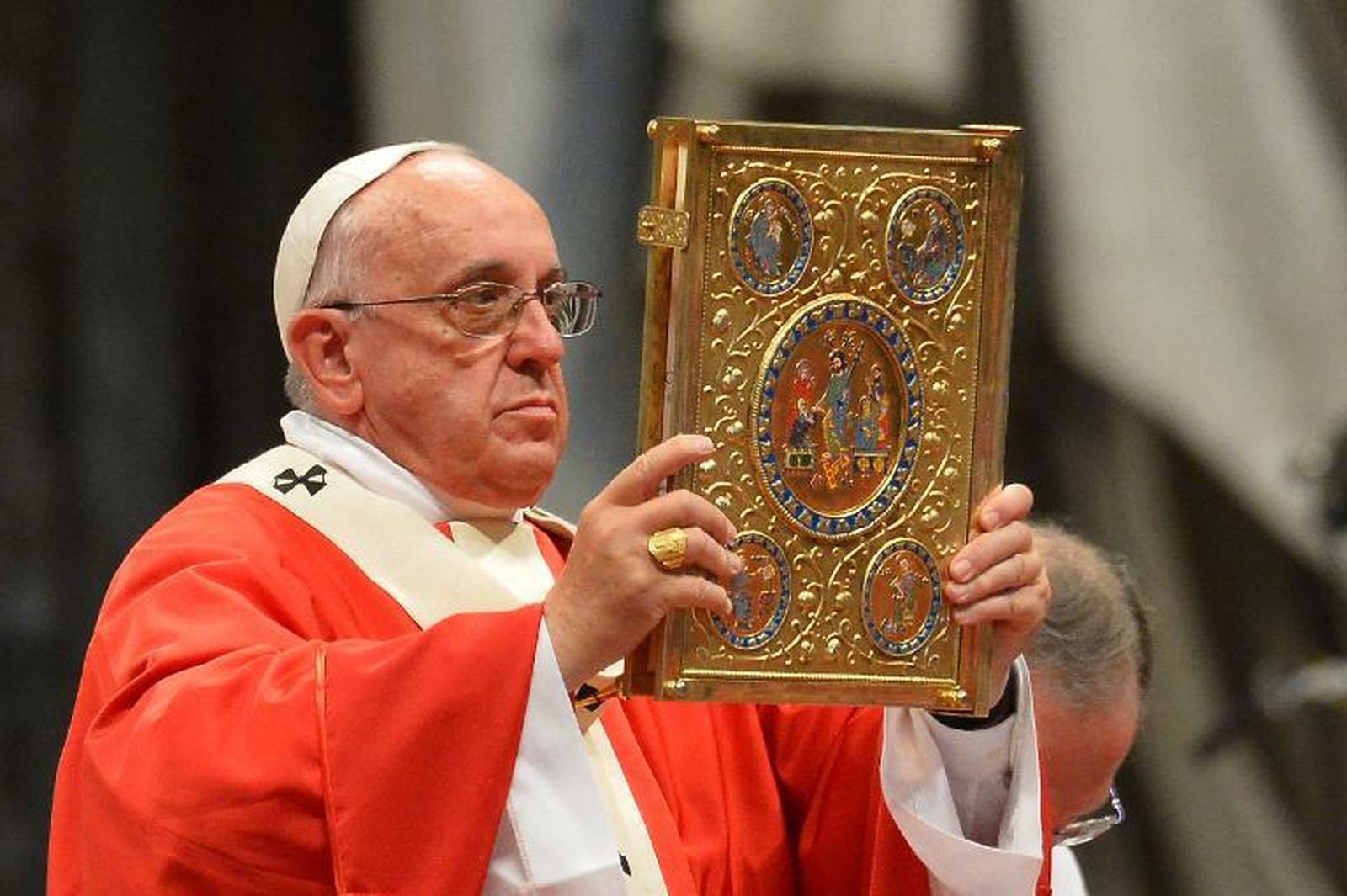El Papa, con la Biblia