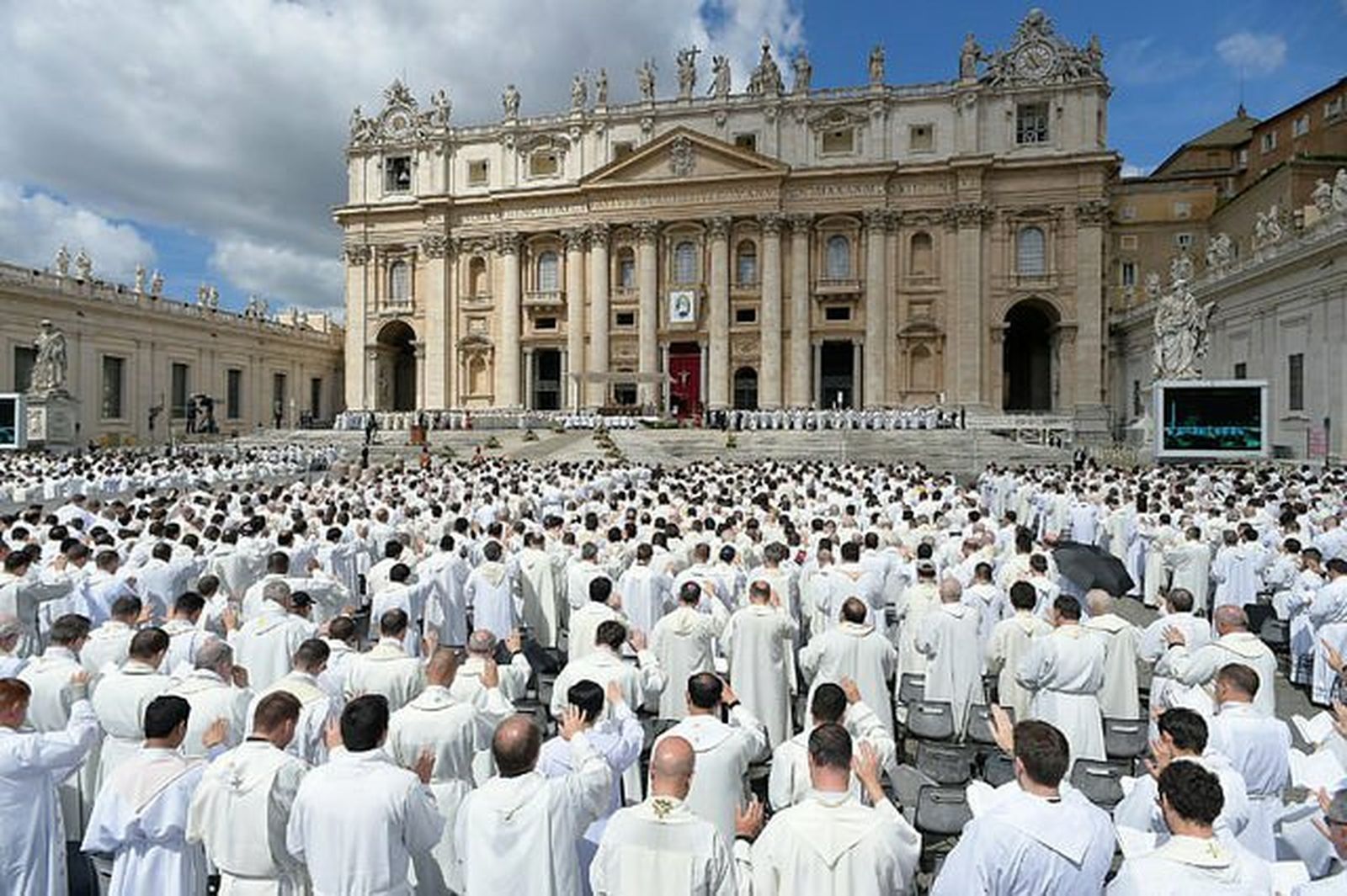 Sacerdotes en la Plaza de San Pedro en Roma