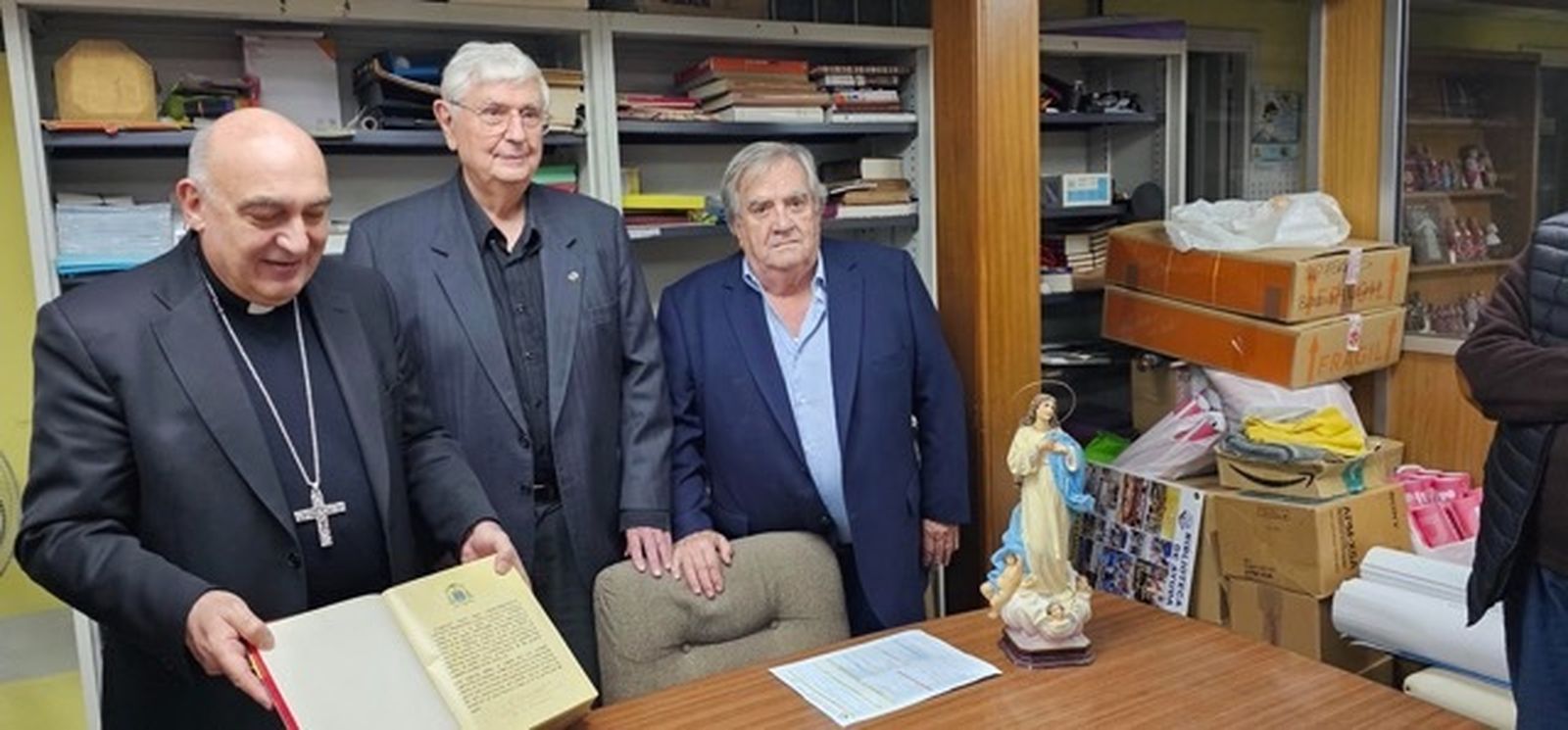 El arzobispo Benavent firma el libro un millón enviado por la Biblioteca Solidaria