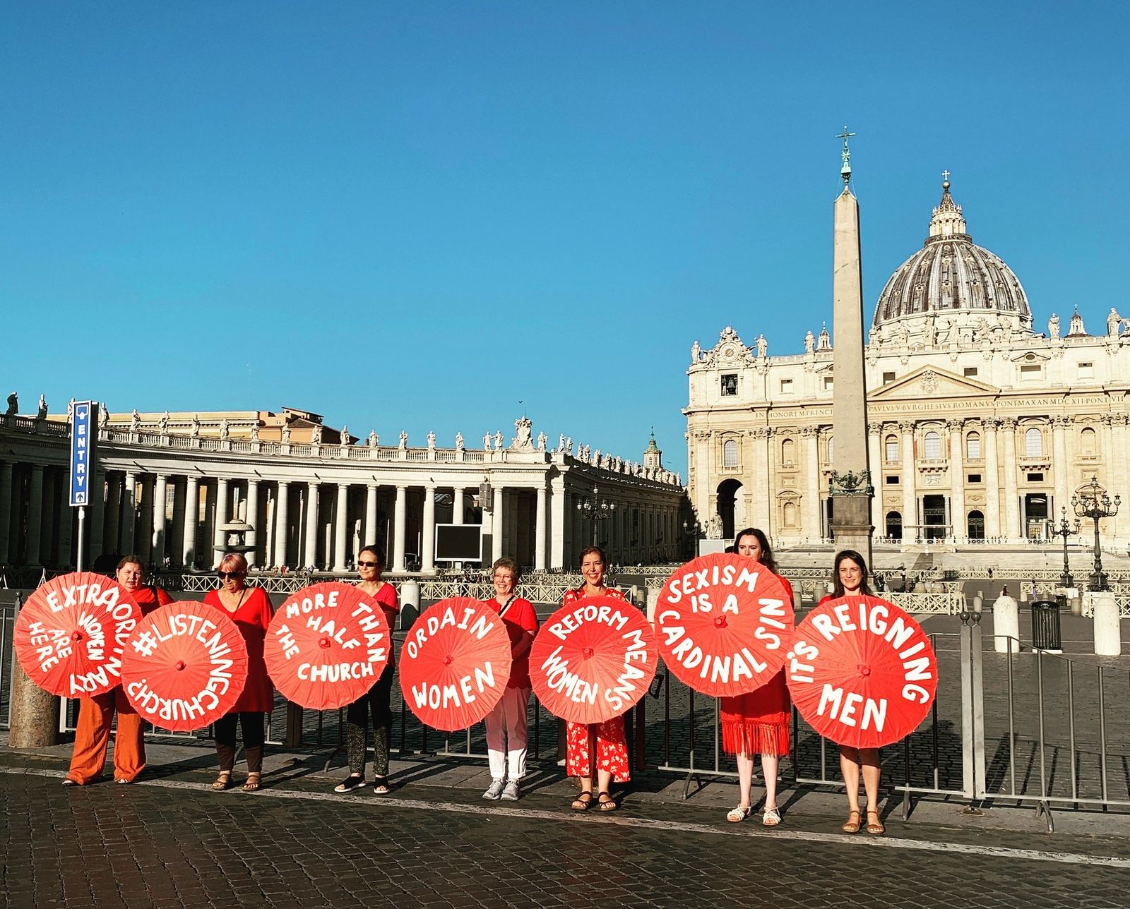 Miembros de la WOC durante su manifestación frente al Vaticano