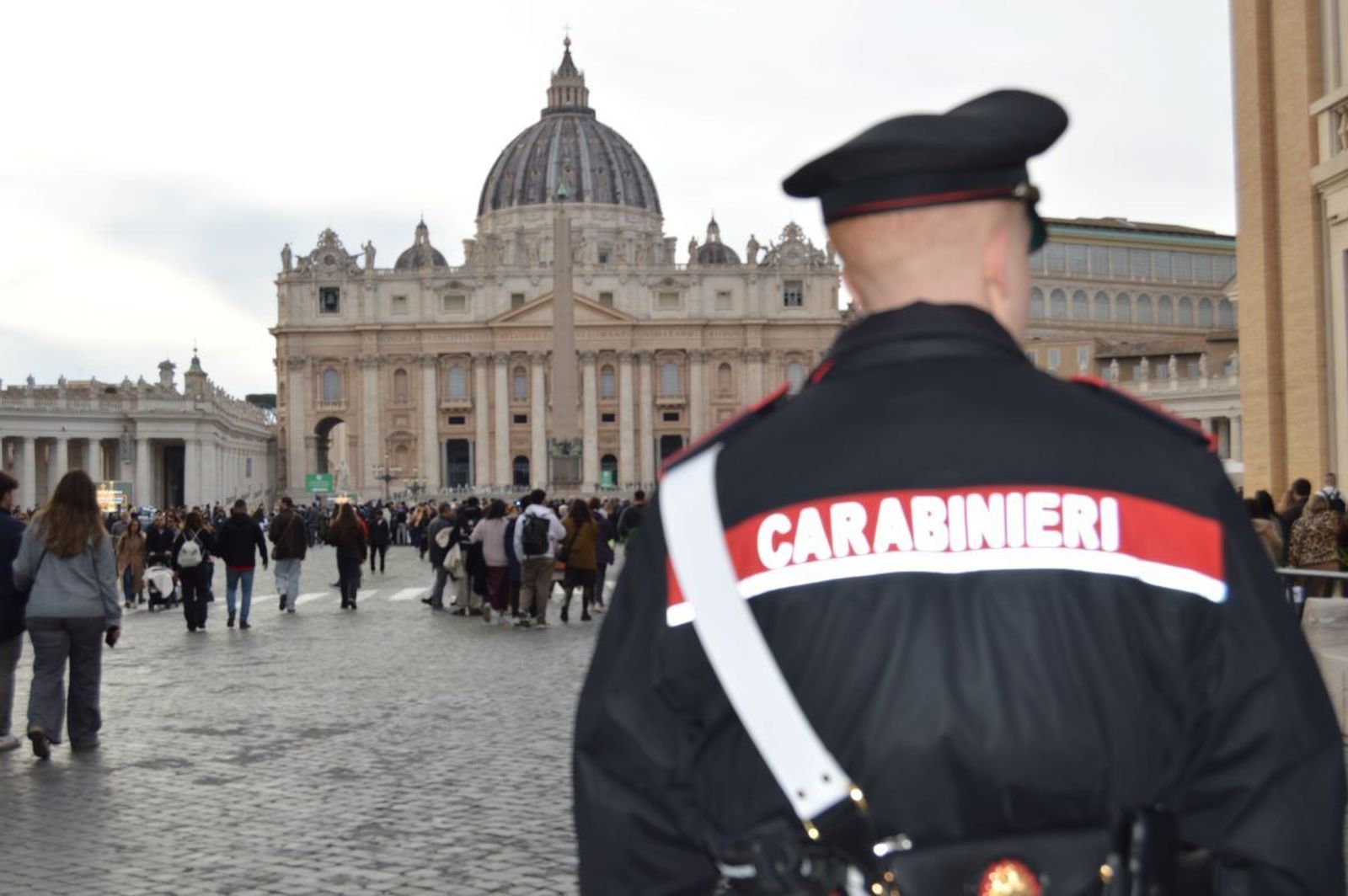 Carabinieri en la plaza de San Pedro