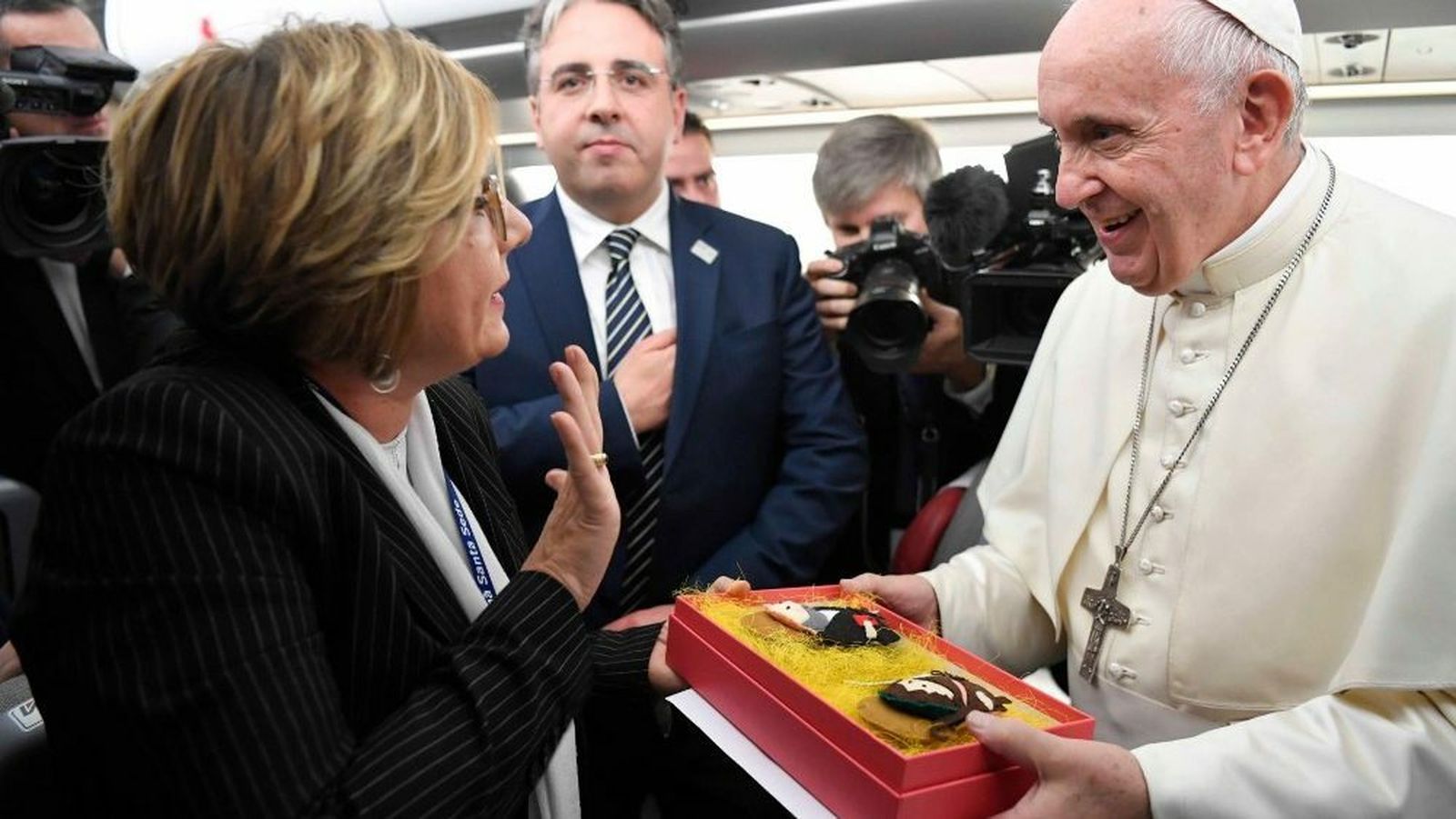 Eva Fernández le entregó los muñecos al Papa