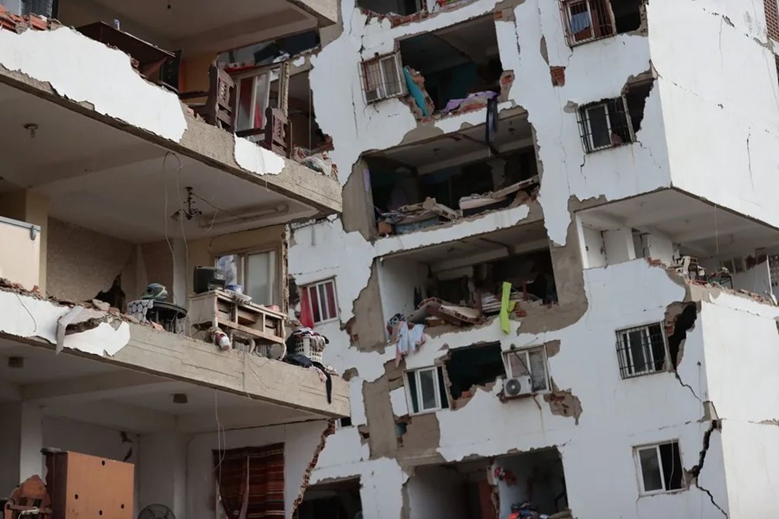 Vista de varios bloques de viviendas dañados por los terremotos, en la localidad de Catia La Mar.