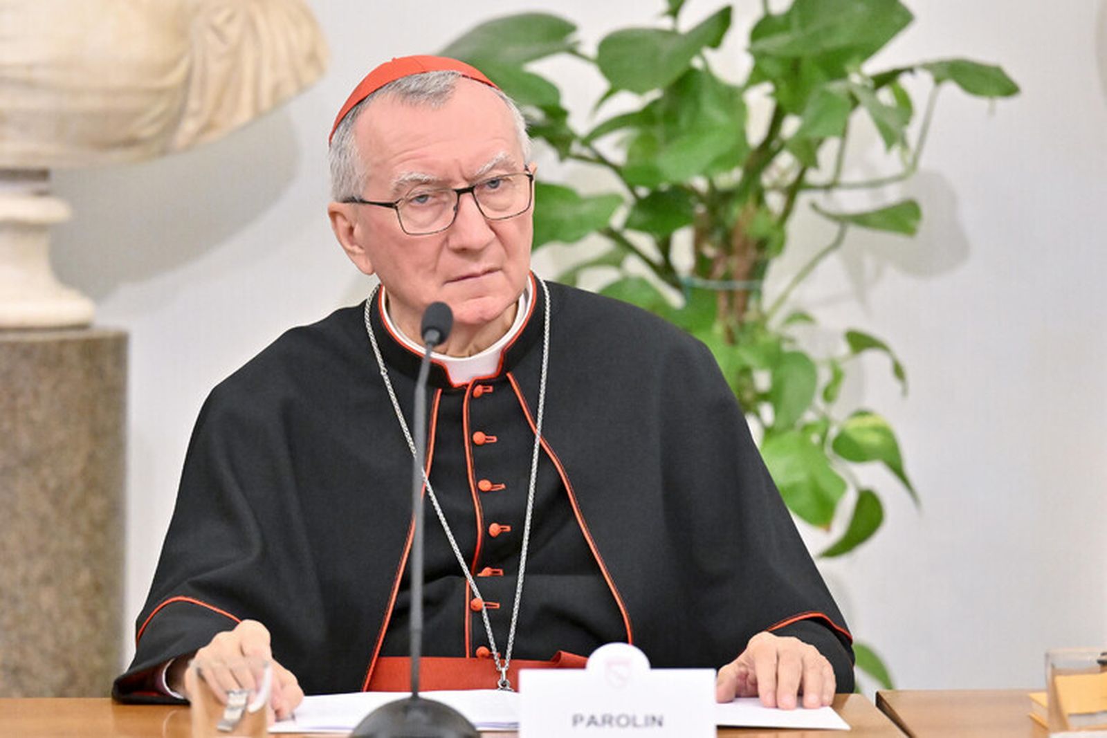 Parolin, contra el envío de tropas a Ucrania
