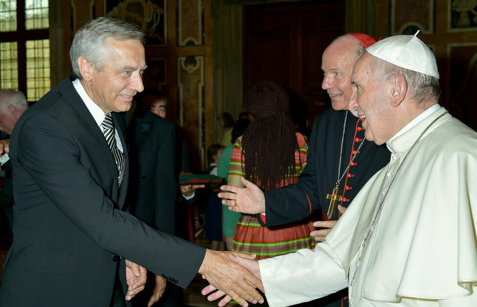 Jan Figel saluda al Papa Francisco