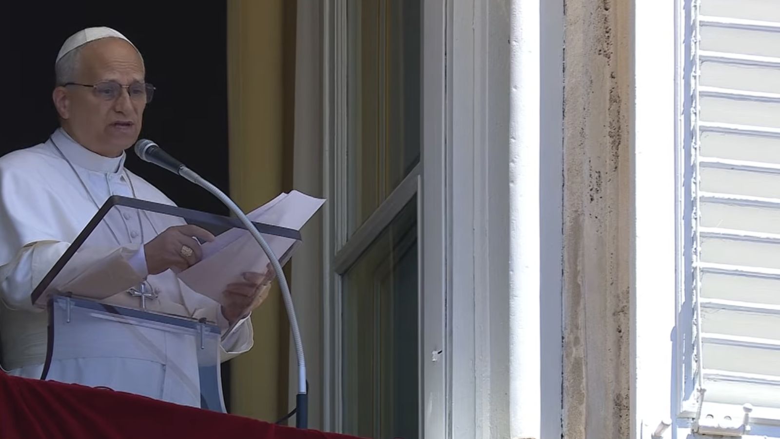 León XIV durante el rezo del 'Regina coeli'
