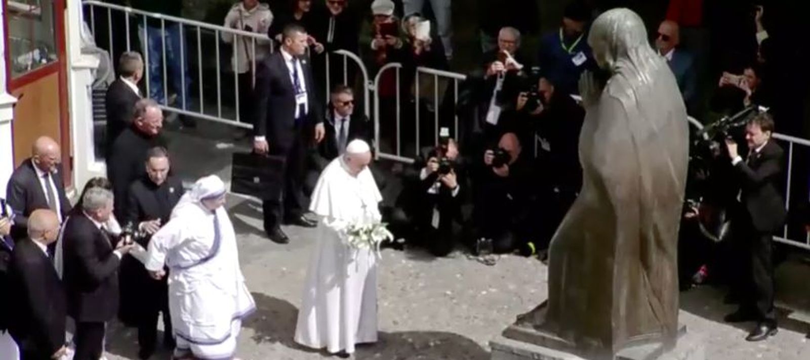 Francisco y la superiora de las Misioneras de la Caridad, ante la estatua de Madre Teresa