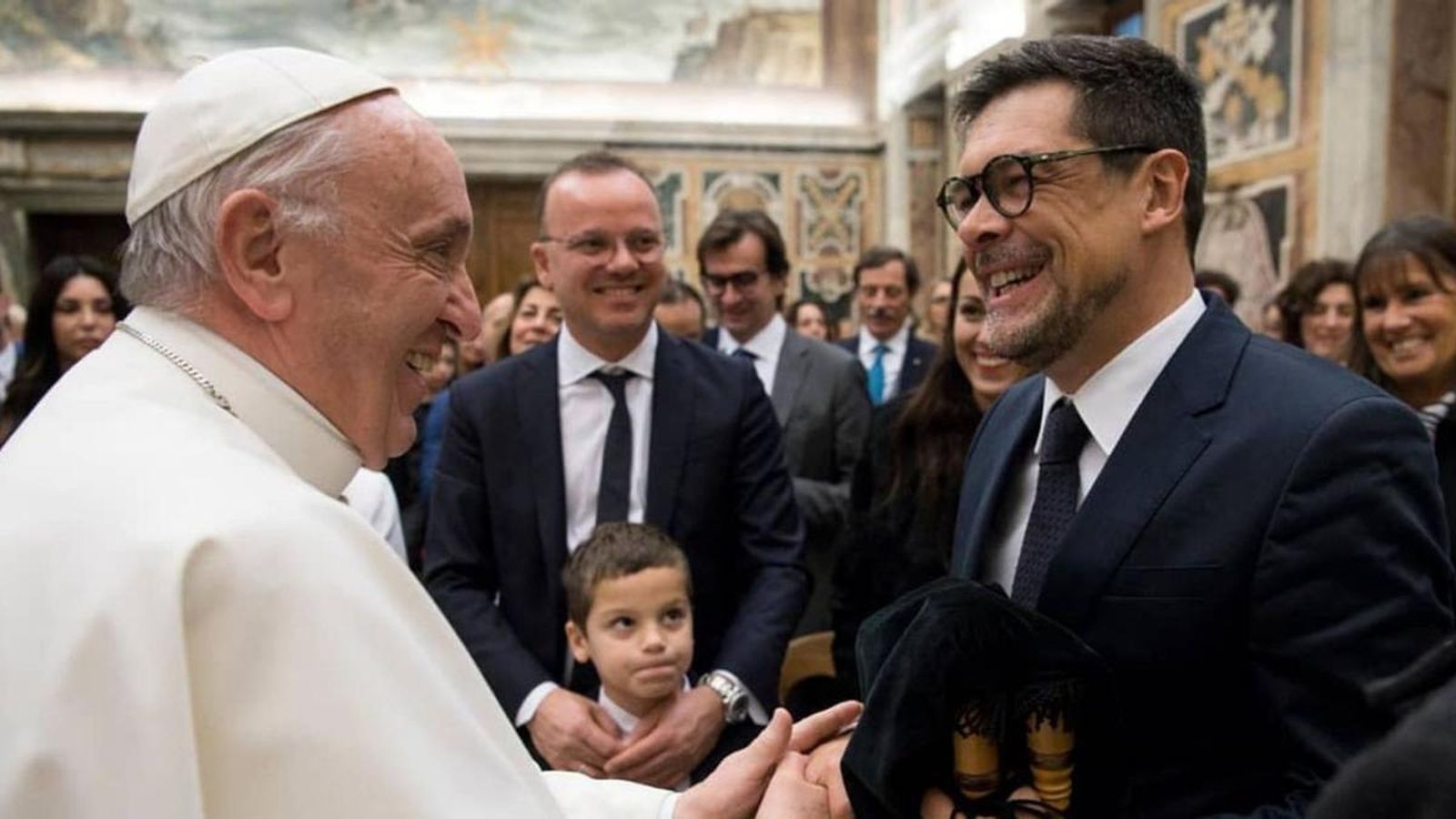 El gaitero asturiano Hevia saluda al Papa en una foto de 2017