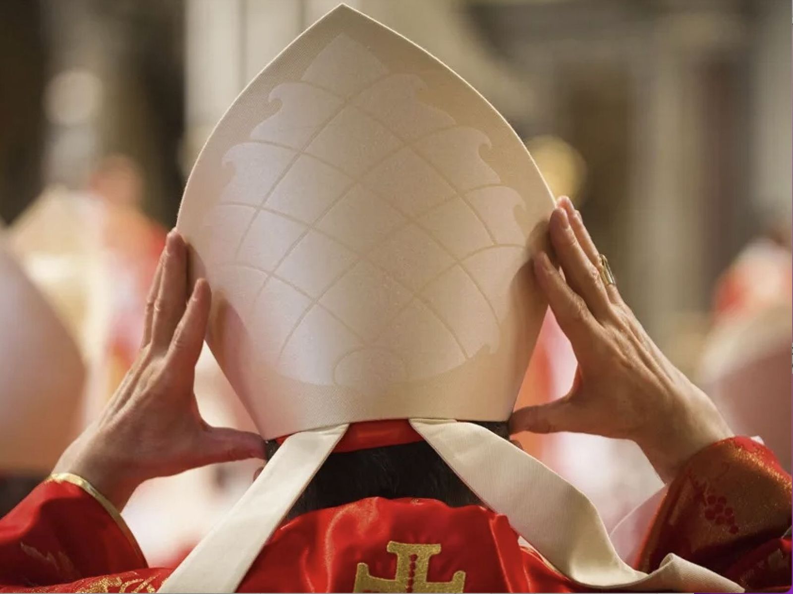 Un cardenal se coloca la mitra en el cónclave