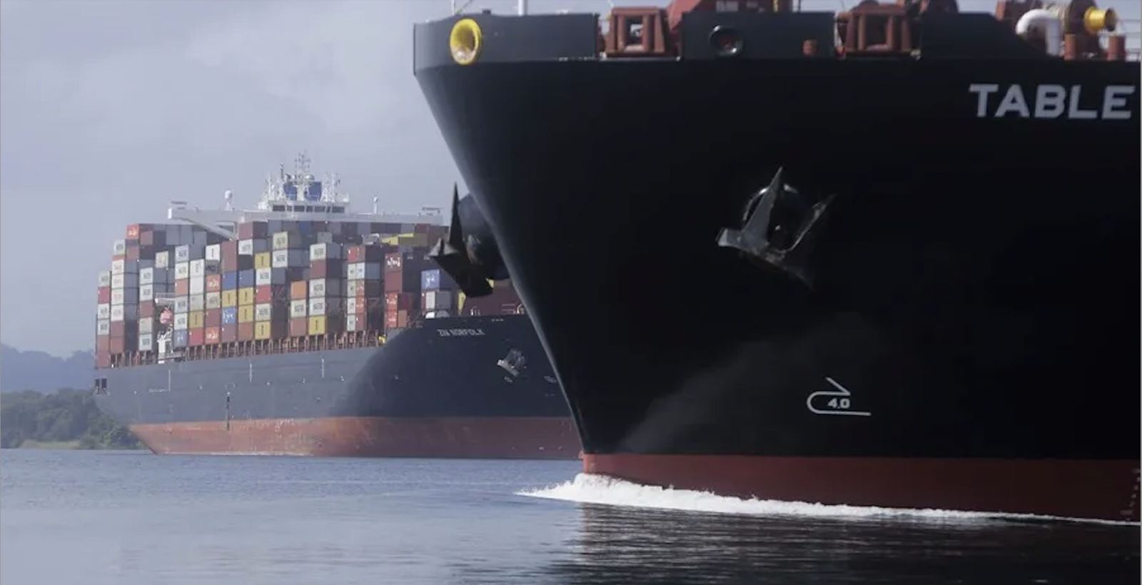 Buques portacontenedores cruzan el Canal de Panamá