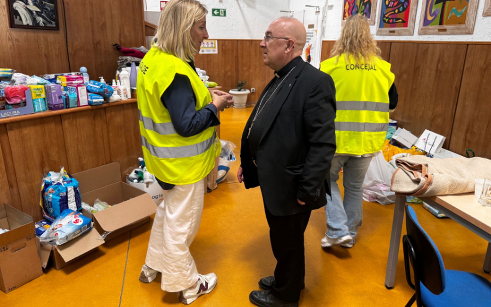 El obispo auxiliar de Getafe visita las instalaciones para evacuados de los incendios