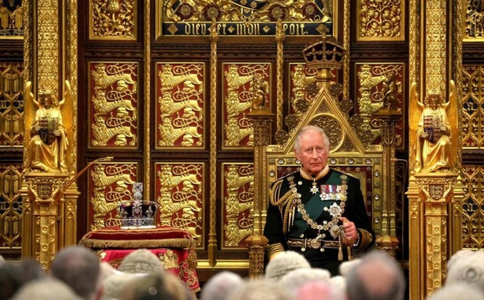 Carlos de Inglaterra, junto a la Corona