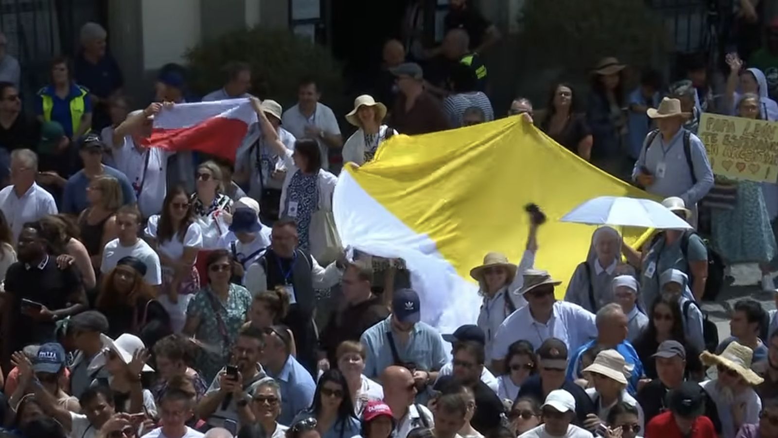 Fieles aguardan al Papa en Castel Gandolfo