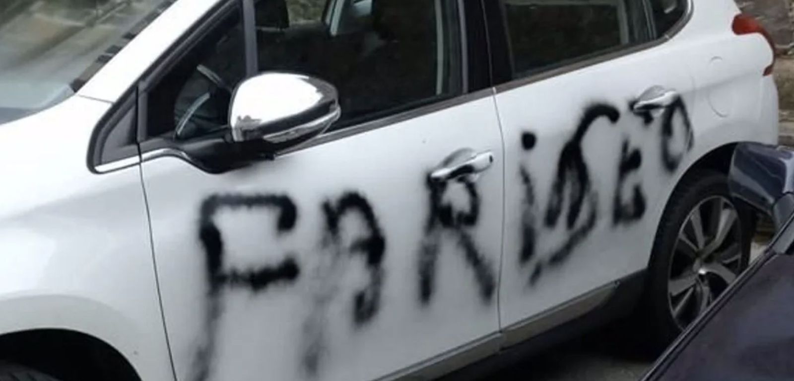 Pintadas en el coche del dura de Pontedeume