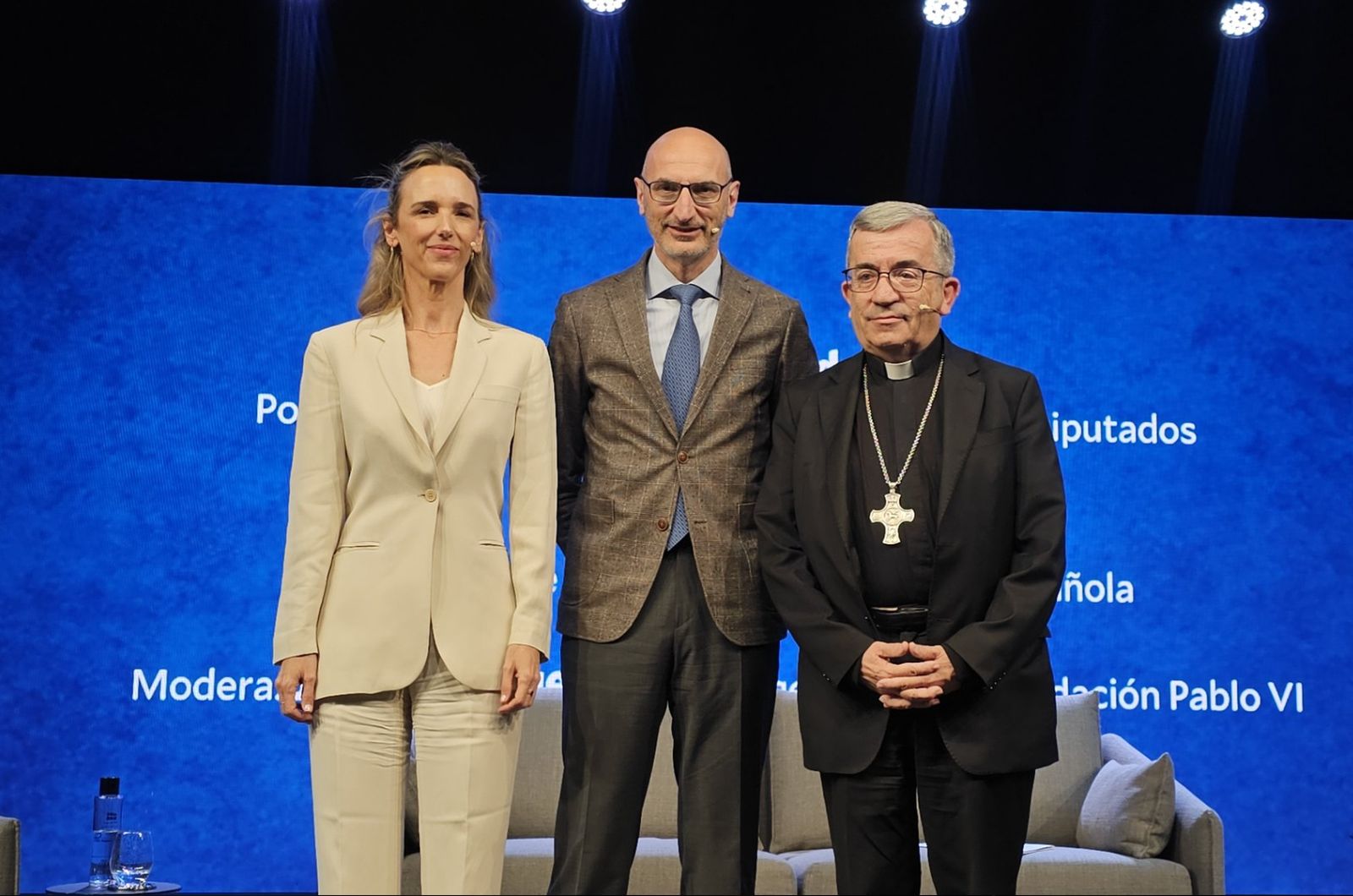 Cayetana Álvarez de Toledo y Luis Argüello, con Jesús Avezuela