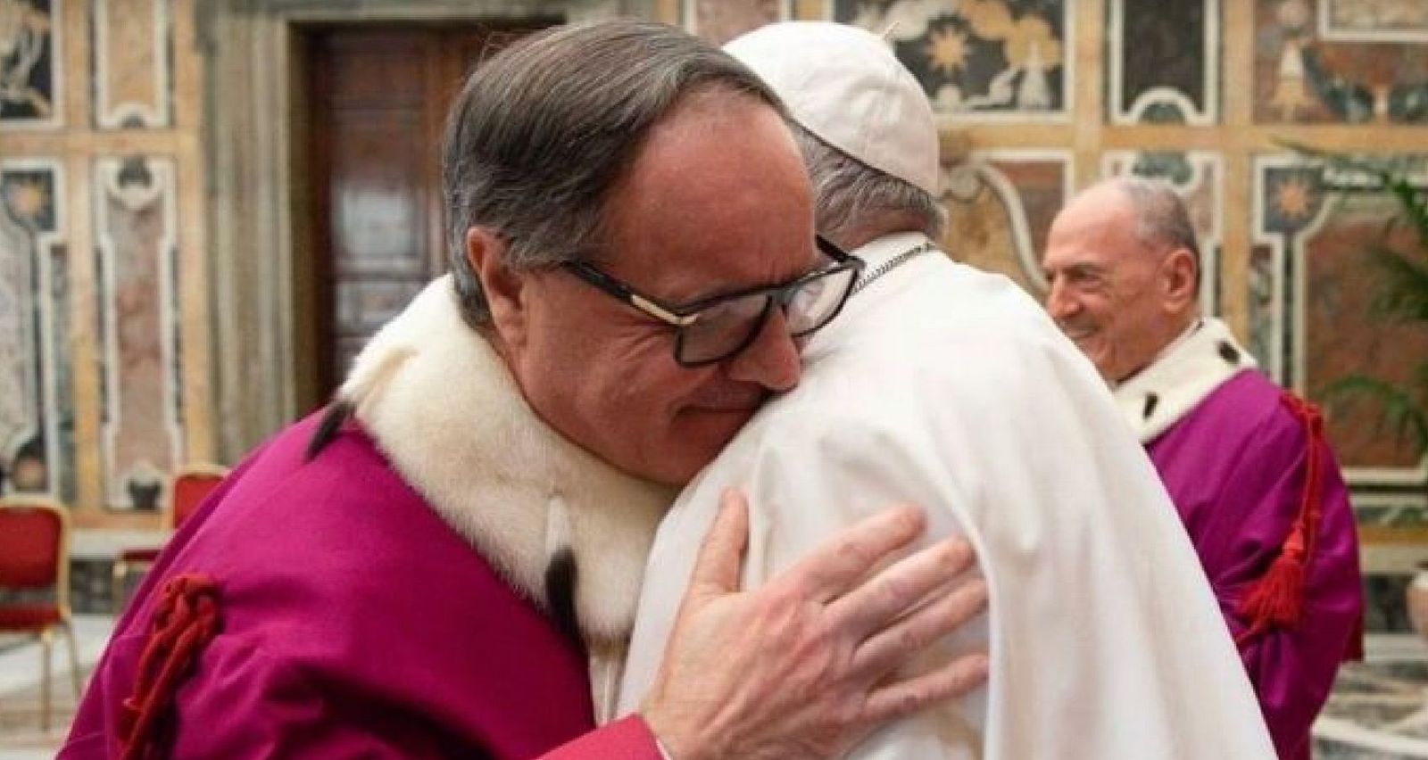 El Papa abraza a Alejandro Arellano
