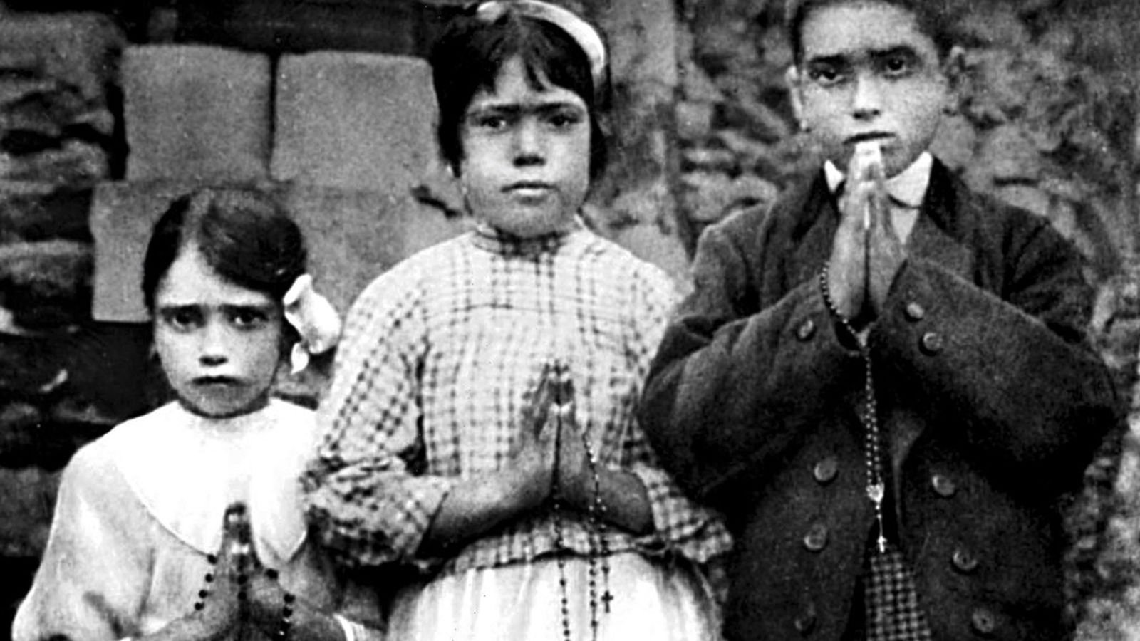 Los tres niños de fatima con rosarios