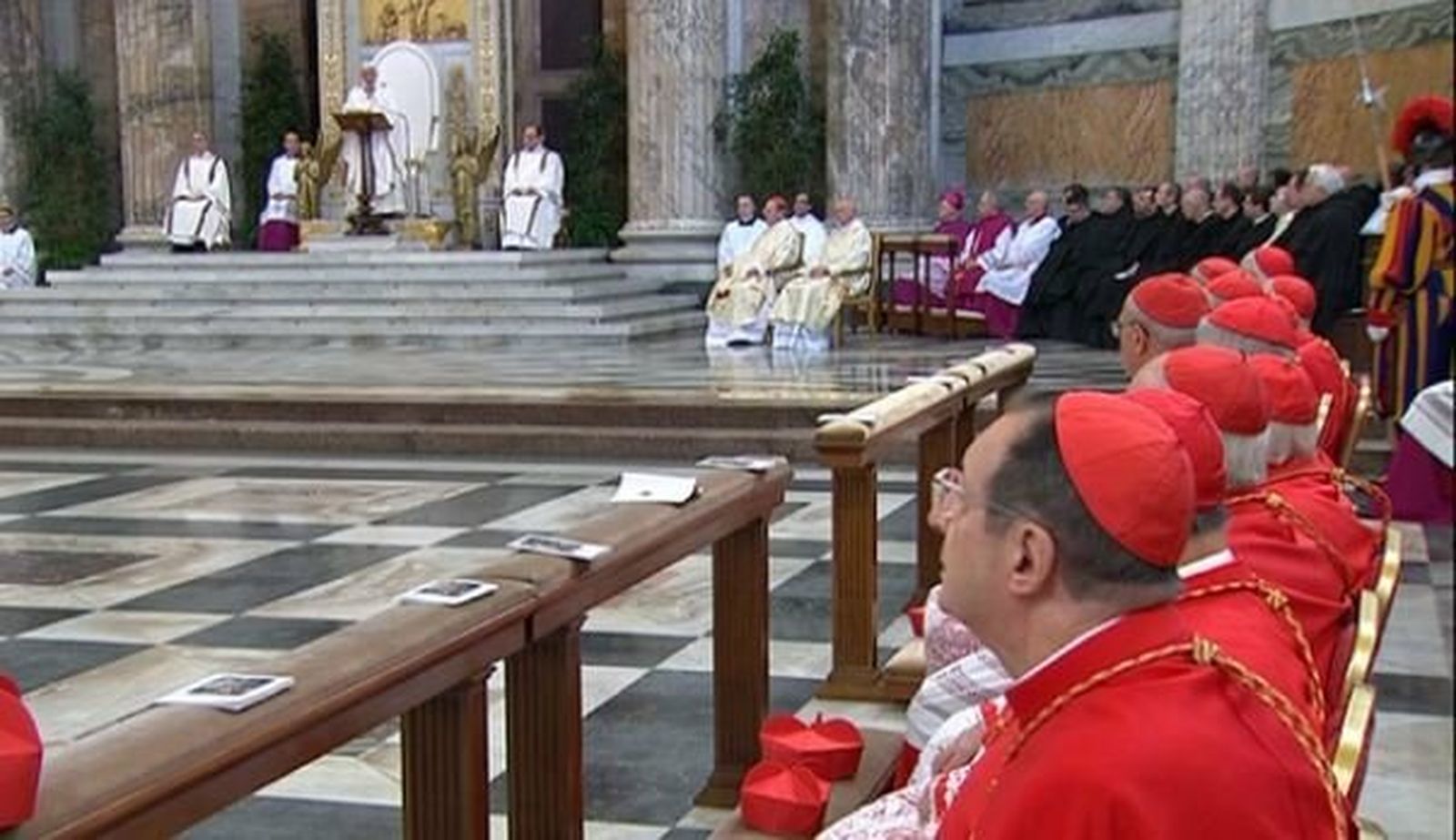 Cardenales y el Papa en San Pablo Extramuros