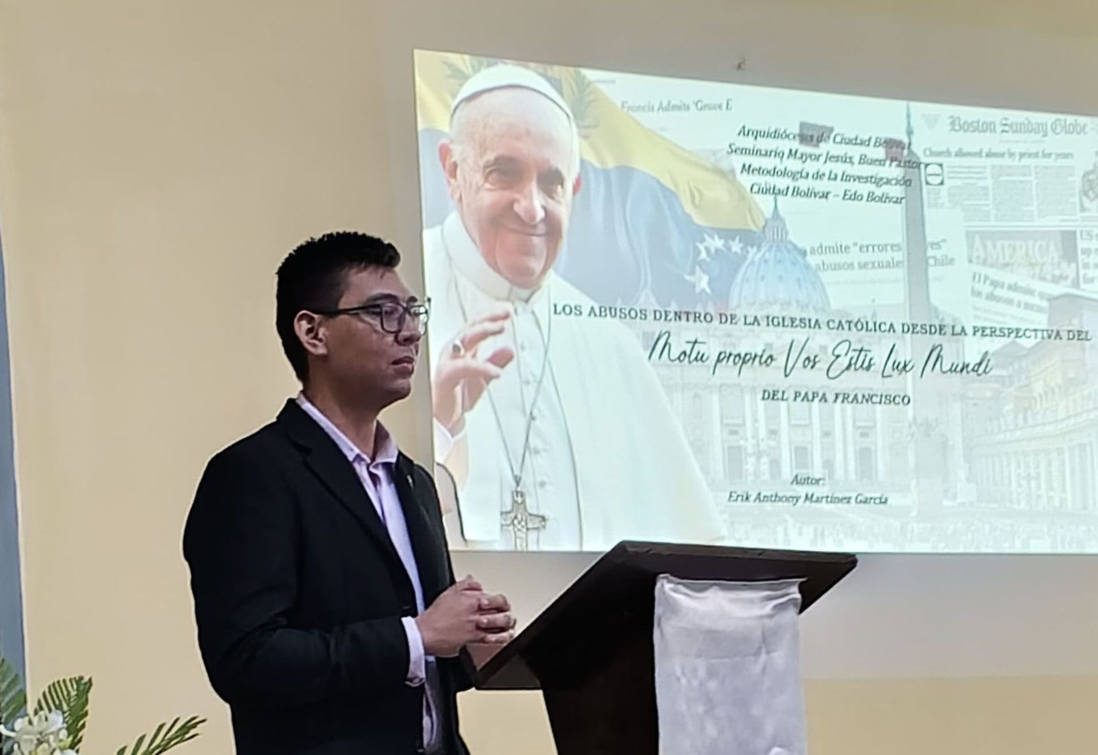 Un seminarista exponiendo en una clase