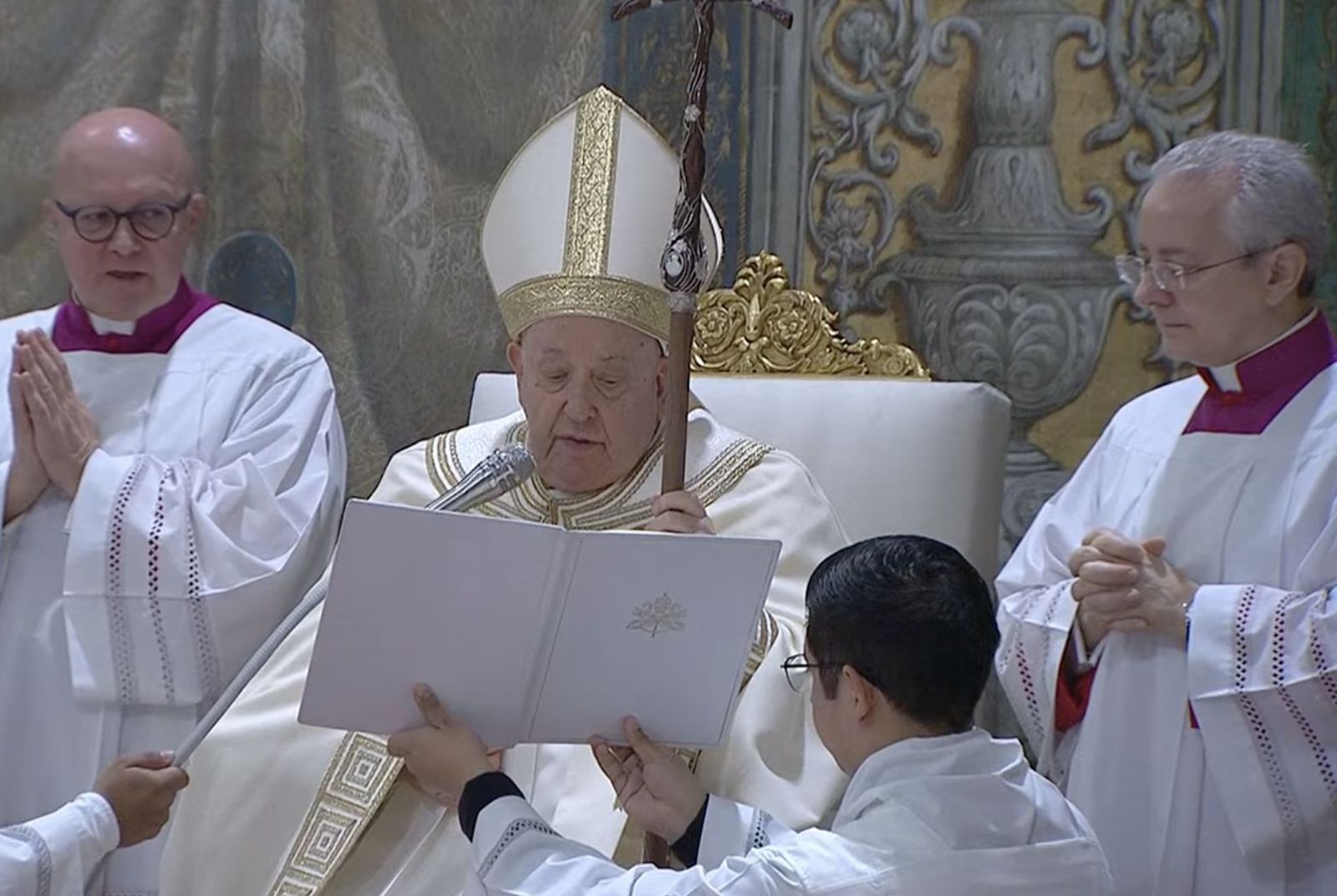 El papa Francisco, en la ceremonia de bautismo en la Capilla Sixtina