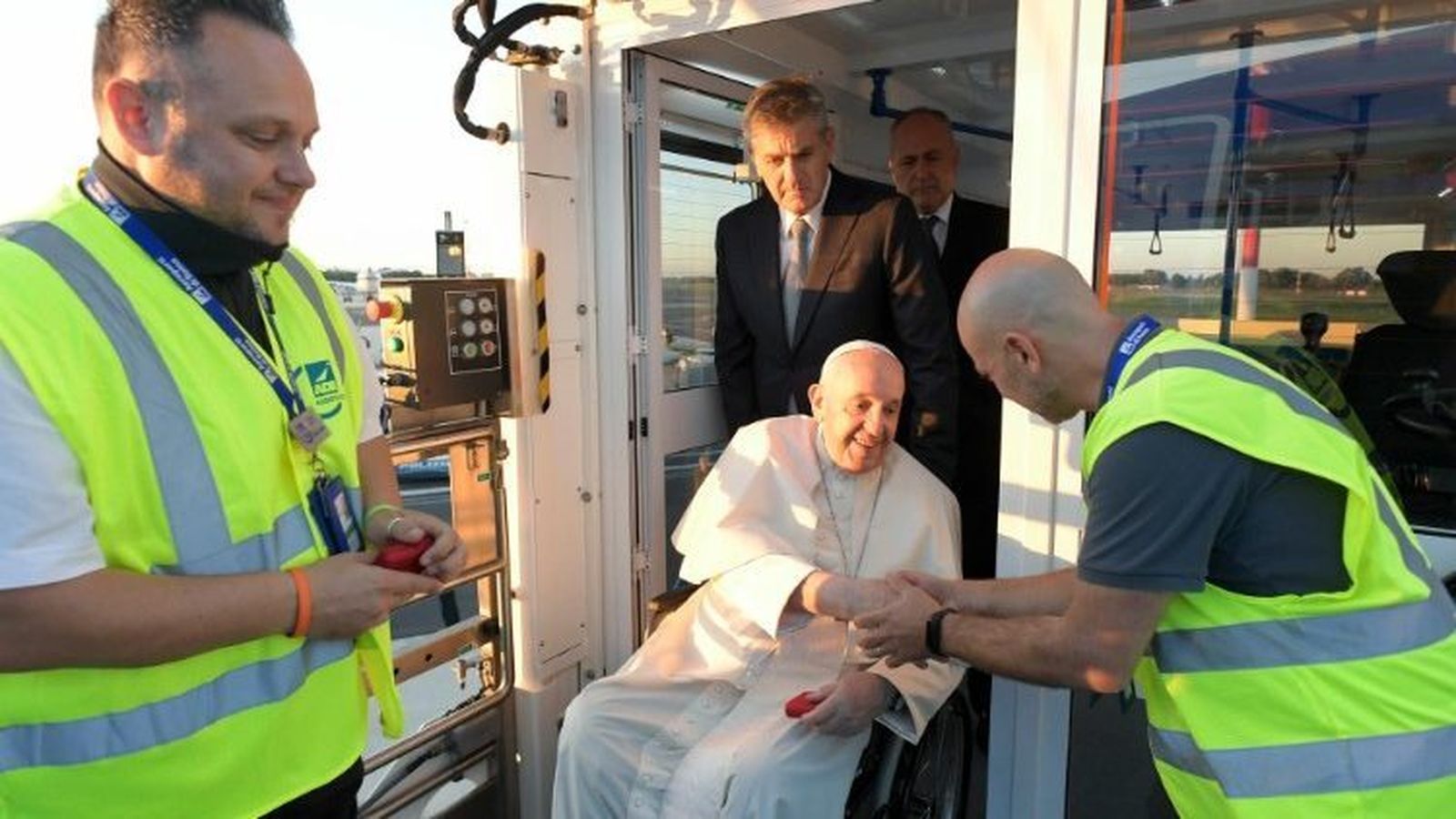 Francisco entra en el avión que le lleva a Kazajistán