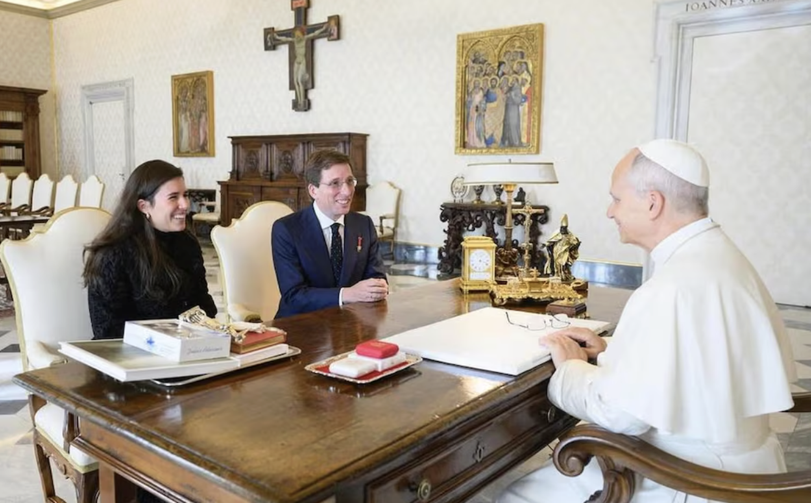 Martínez Almeida y su mujer, con el Papa León
