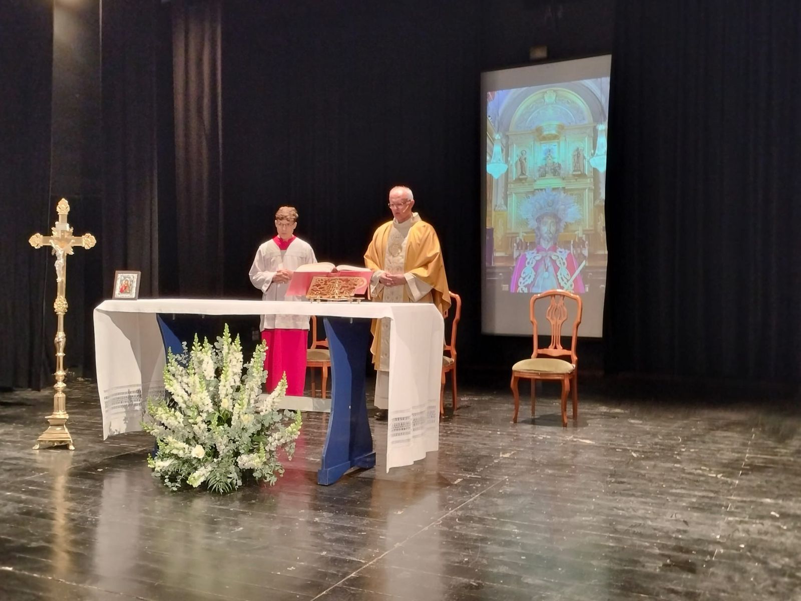 El Ayuntamiento de Picanya cede el teatro del Centro cultural para hacer de iglesia hasta que se recupere