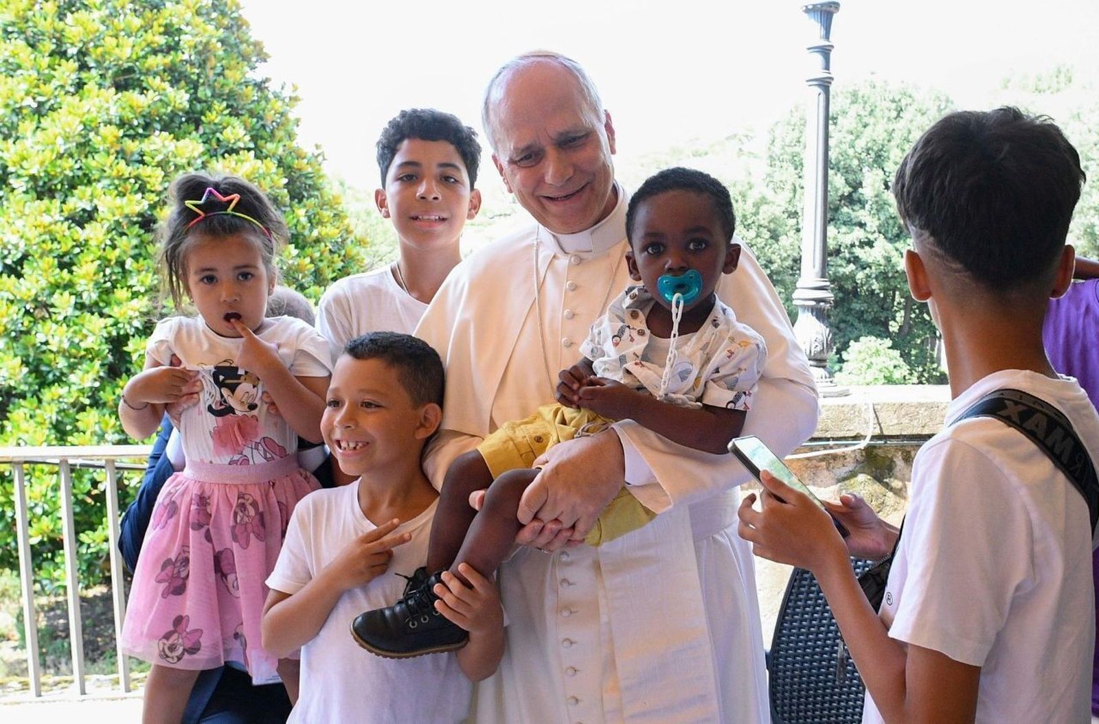 León XIV con algunos niños durante el almuerzo en el Borgo Laudato si' de Castel Gandolfo