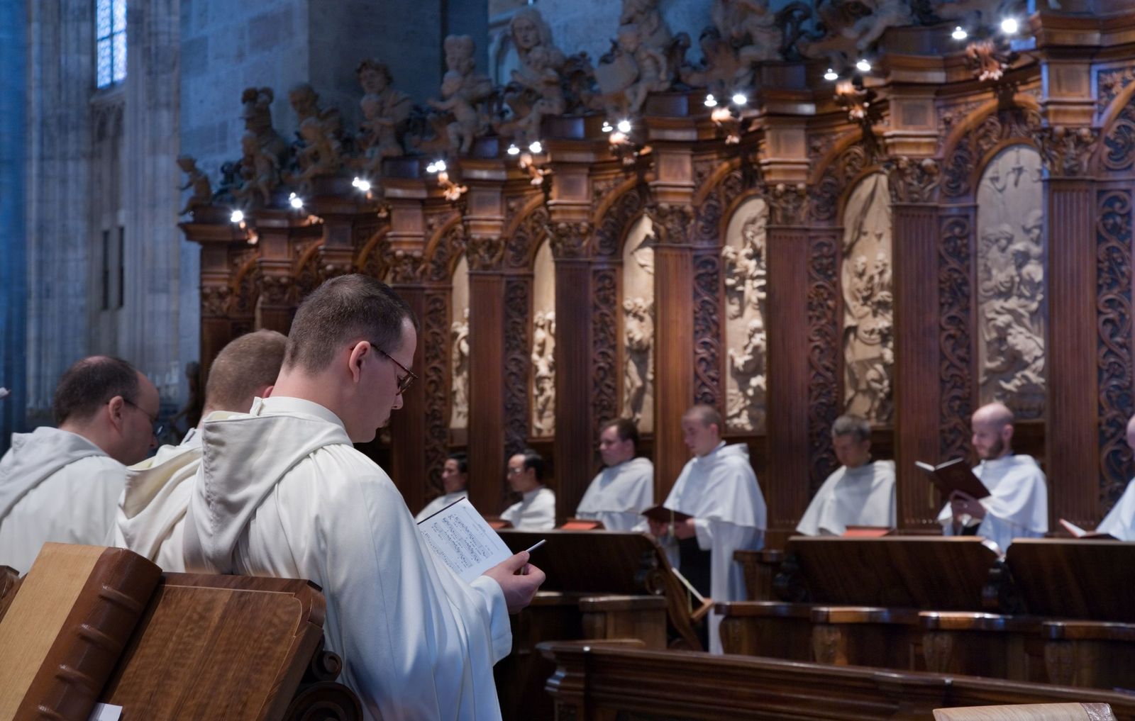 Coro de monjes durante la celebración litúrgica en la iglesia de la Abadía de Heiligenkreuz