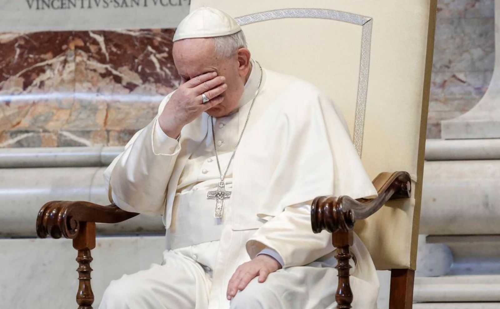 El papa y su dolor de rodilla