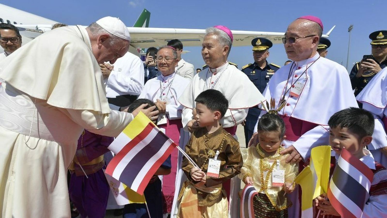 Bergoglio recibe al abrazo de los niños de Bangkok