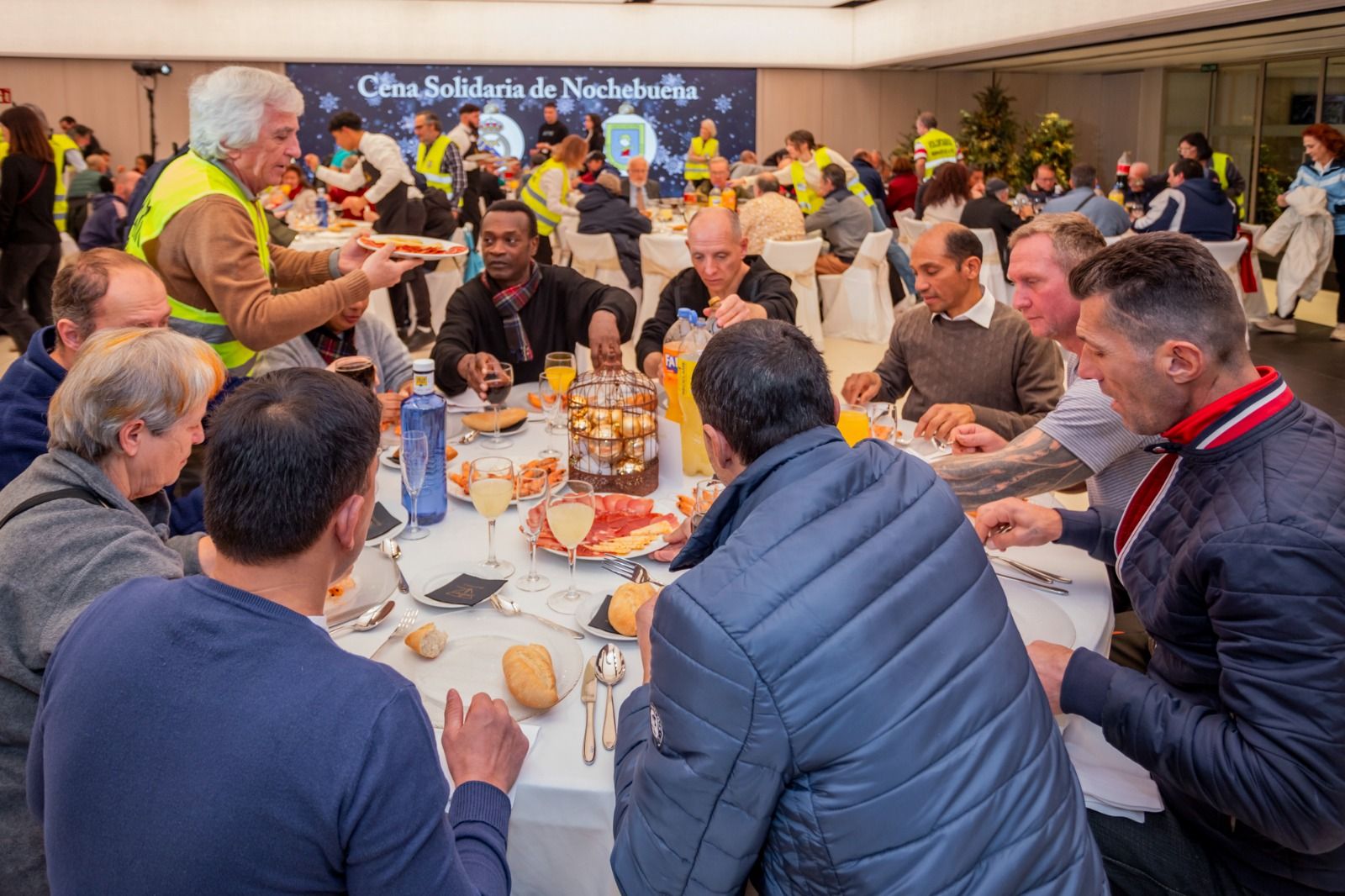 Cena solidaria de Nochebuena de Mensajeros de la Paz