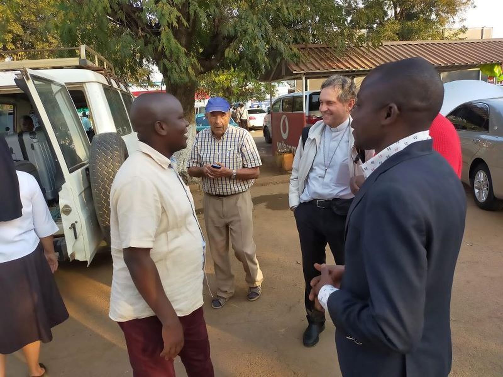 Xabier Goicouría, con gorra azul, junto al obispo de Bilbao, Joseba Segura