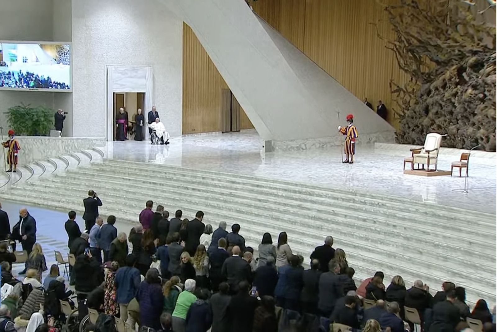 Francisco entra al Aula Pablo VI para la audiencia
