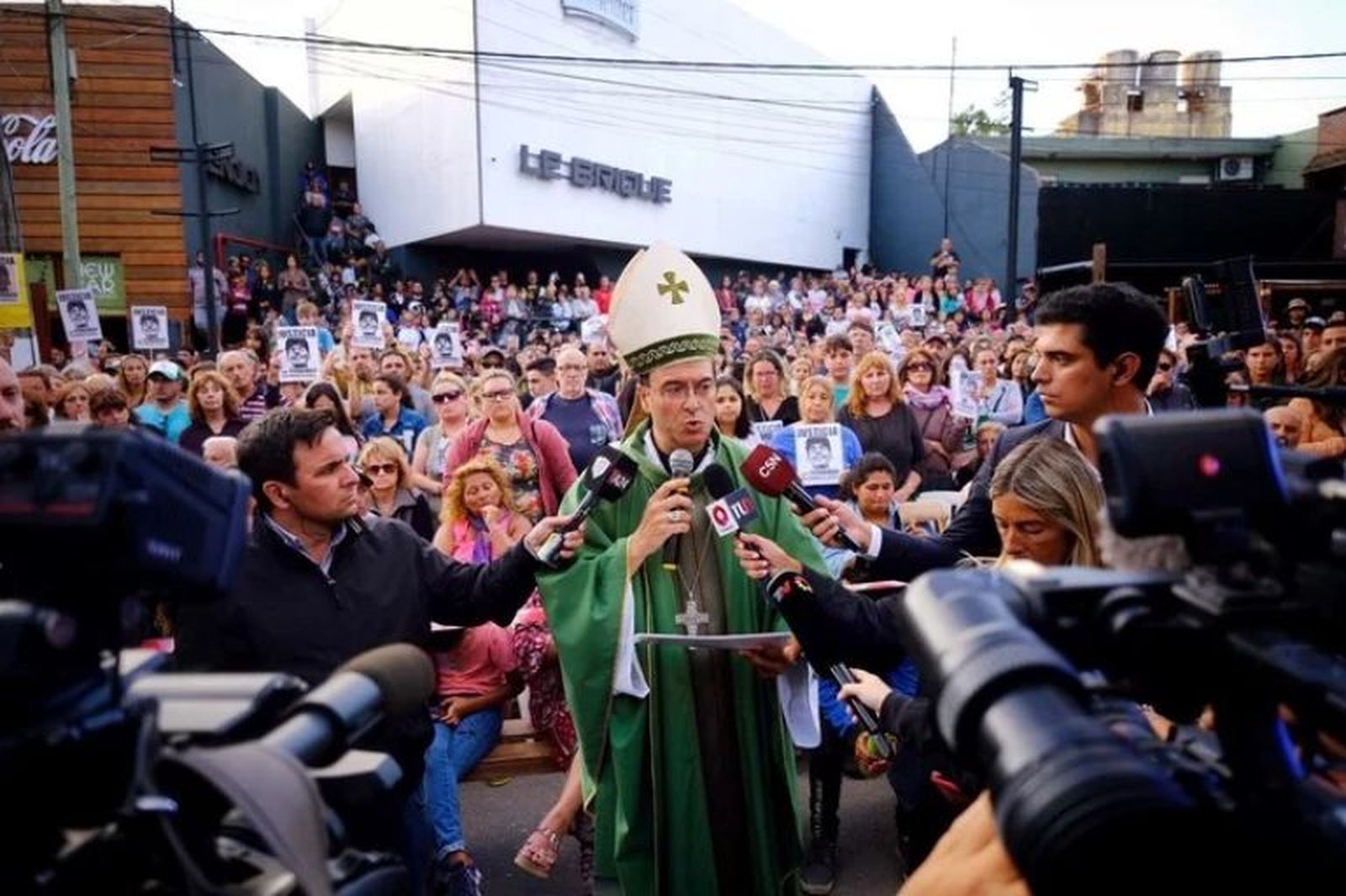 Gabriel Mestre, durante la misa en la bolera donde fue asesinado Fernando Báez