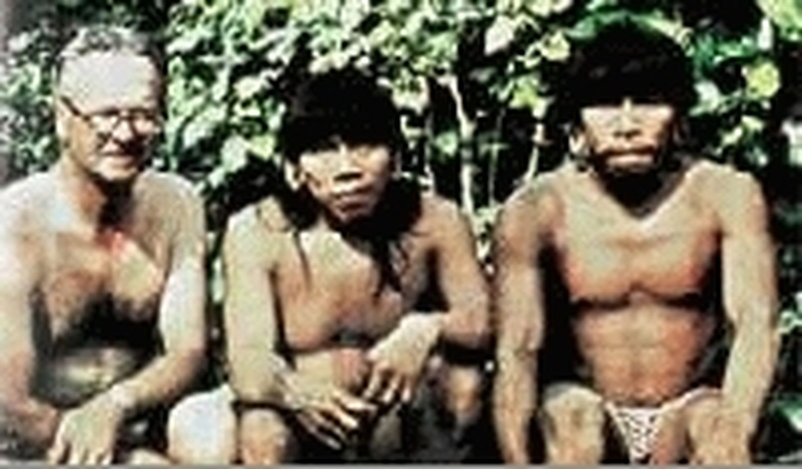 Obispo Alejandro Labaka, compañero de Achakaspi, con los huaorani