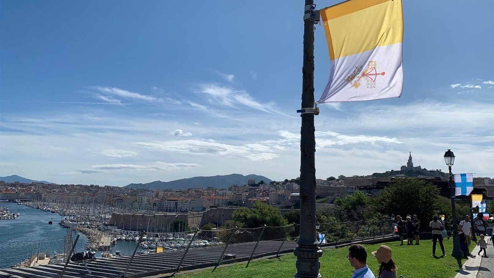 Bandera vaticana en Marsella