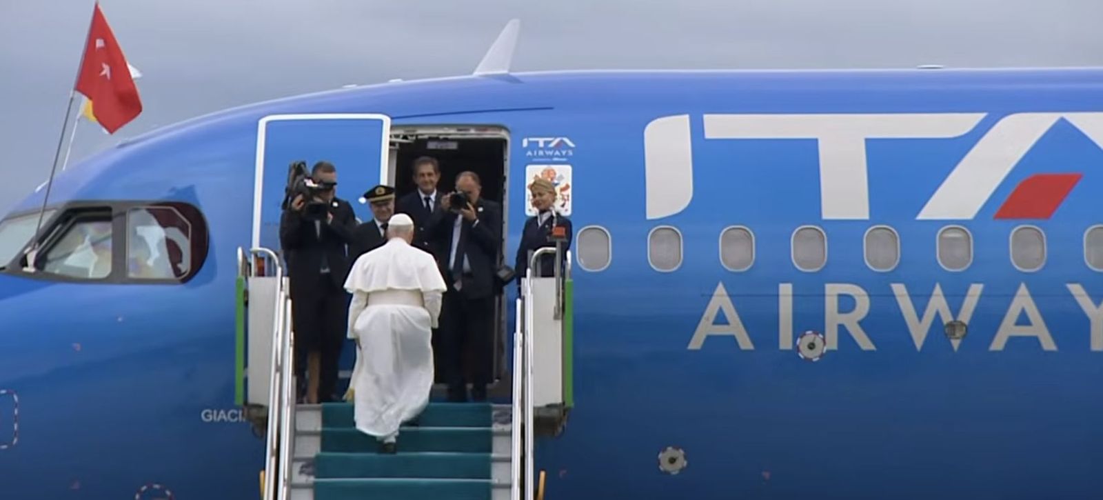 El Papa sube al avión que le llevará a Líbano desde Turquía