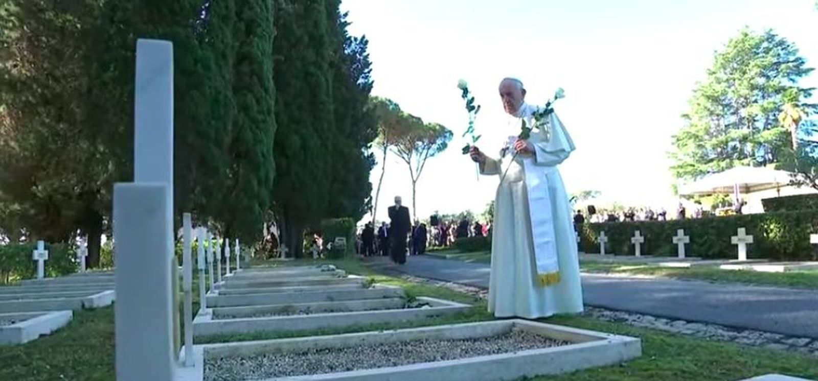Francisco reza por los muertos sin nombre del Cementerio Militar Francés de Roma