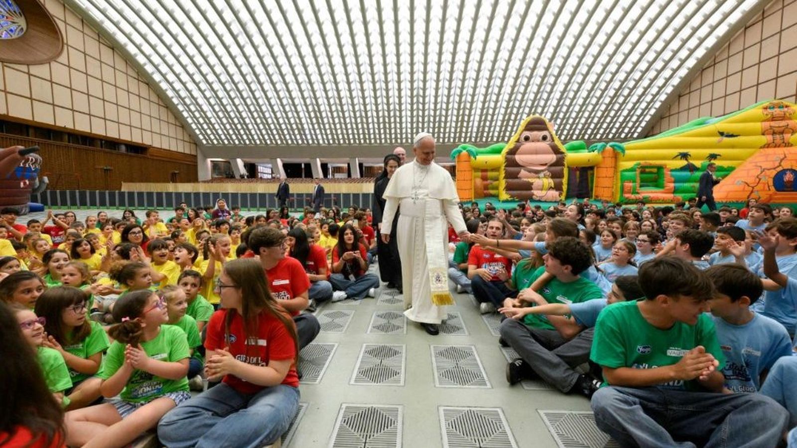 León XIV, con los niños del campamento del Vaticano