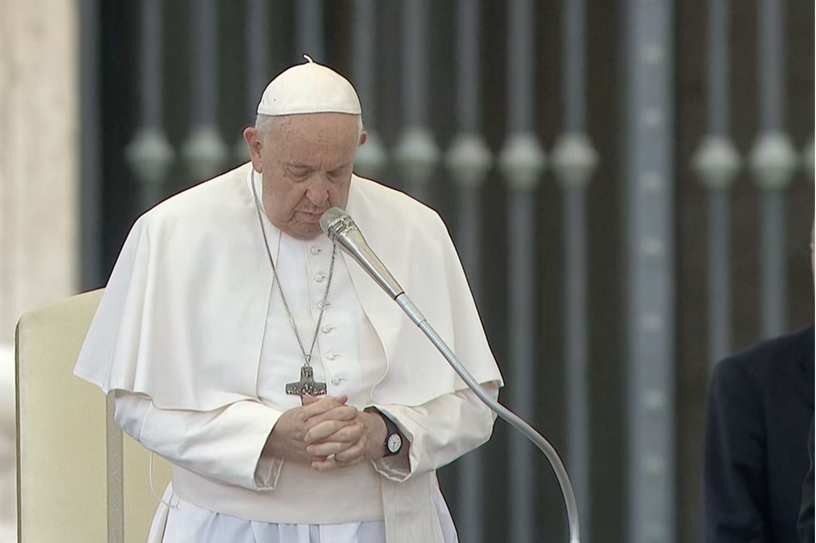 Francisco reza al inicio de la audiencia del miércoles