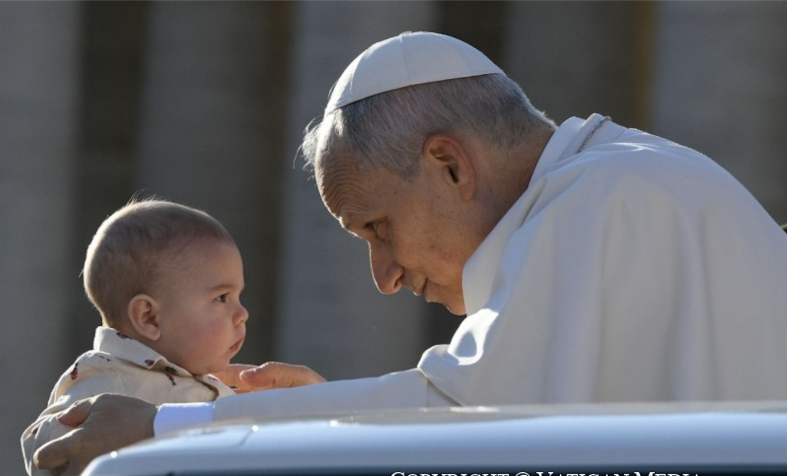 El Papa saluda a un bebé en la plaza de San Pedro