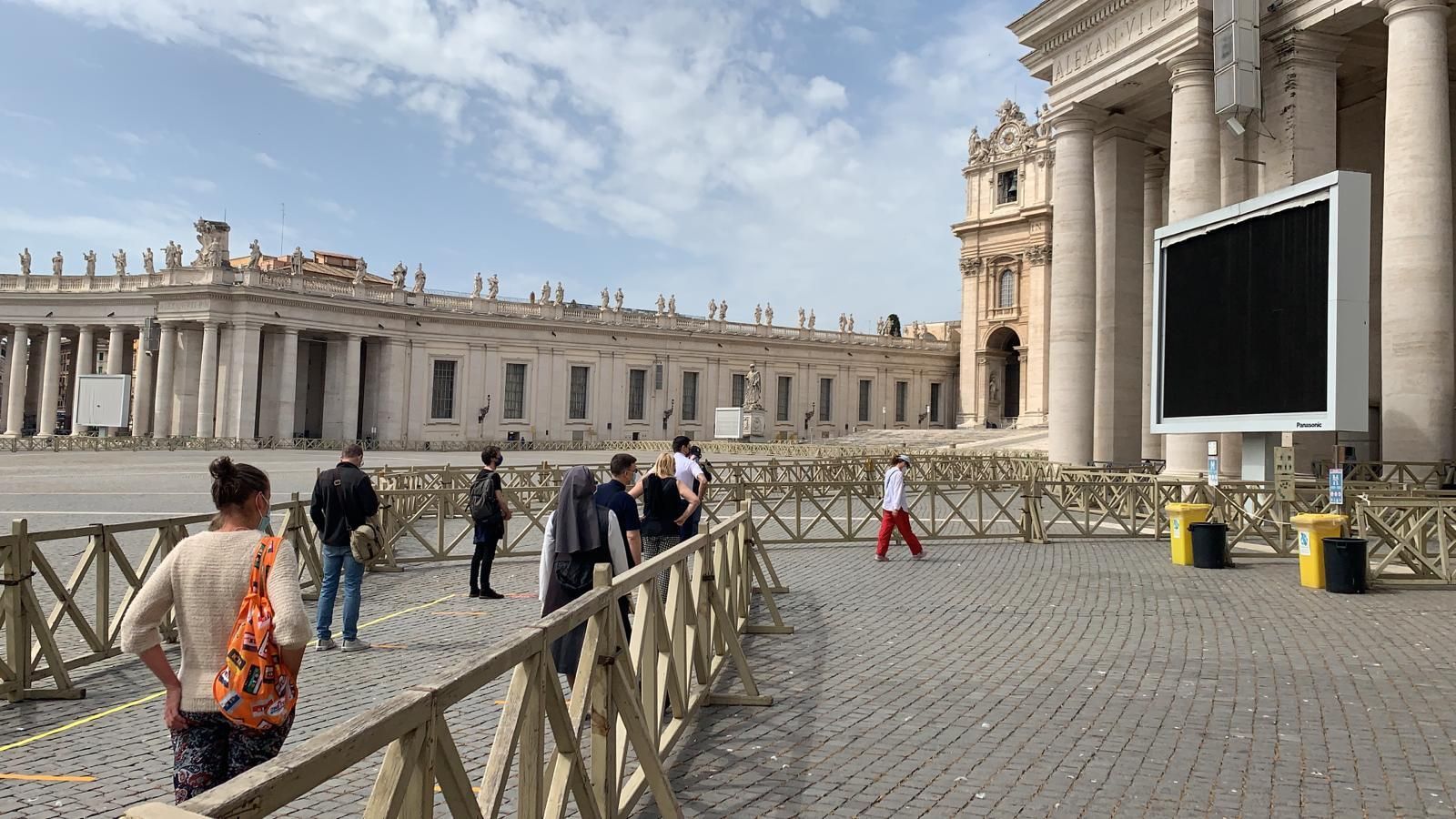 RD vuelve a entrar, con mascarillas y control de temperatura, en la basílica de san Pedro
