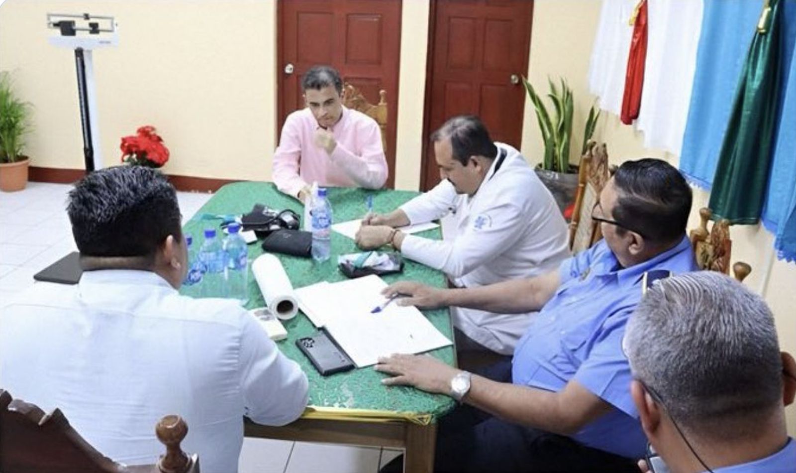 El obispo Rolando Álvarez y los comisionados generales de la Policía Nacional nicaragüense