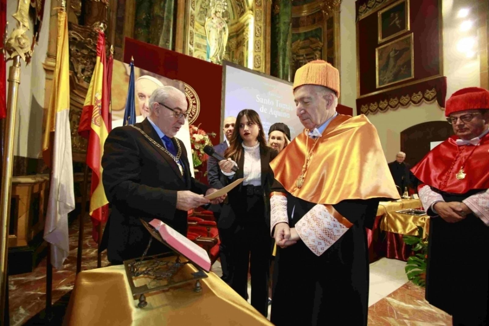 José Luis Mendoza entrega a Bernardo Kliksberg su Doctor Honoris Causa.