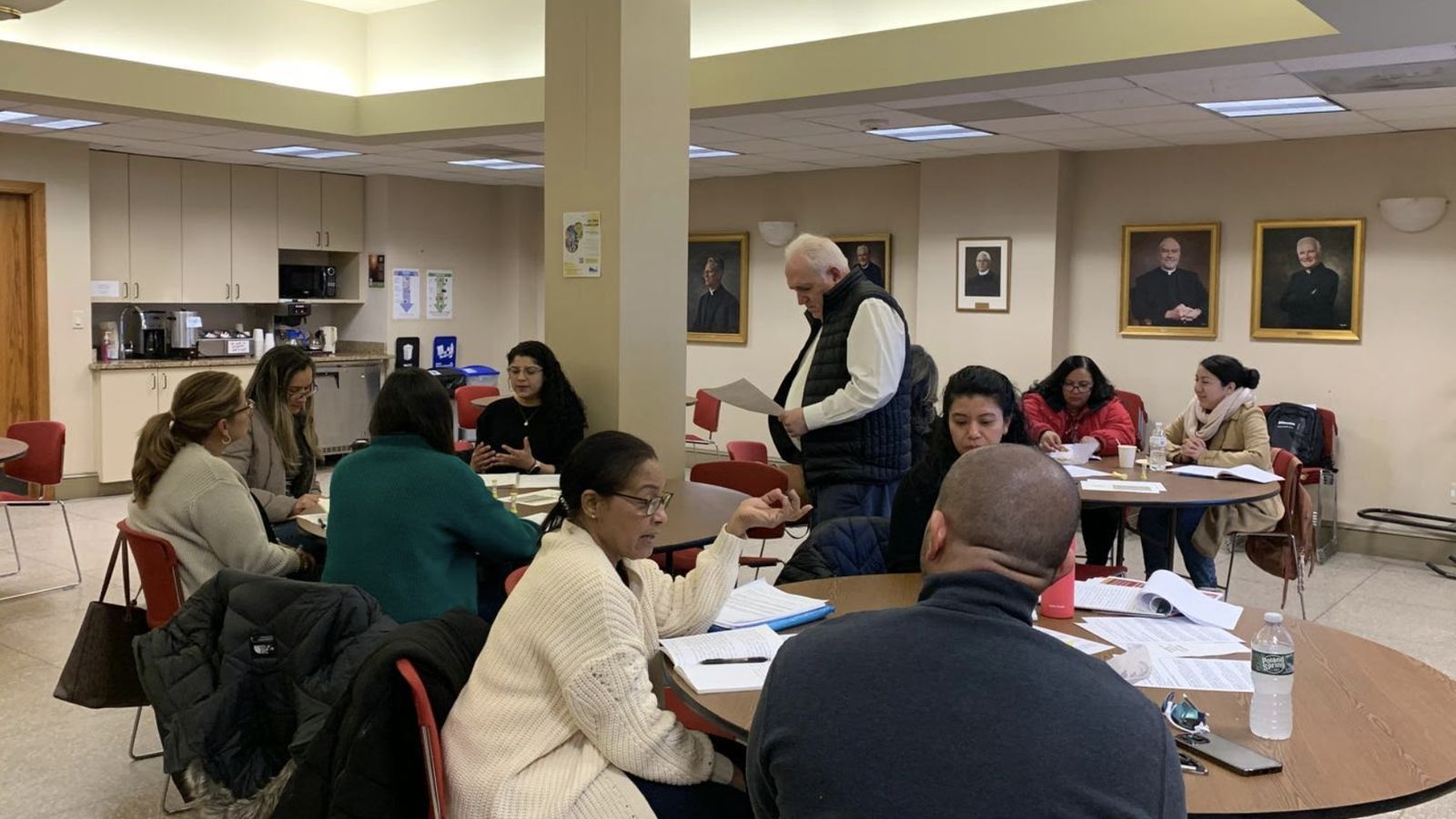Padre Guibert en el curso de liderazgo