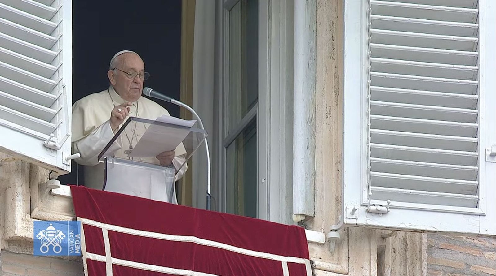 Francisco, durate la lectura de las palabras del ángelus