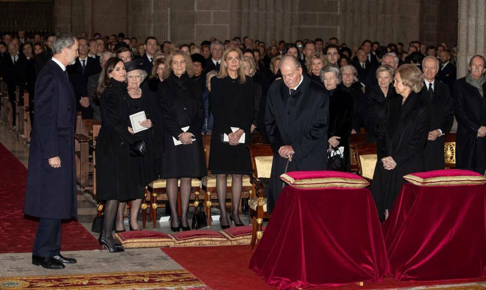 Los reyes Felipe y Letizia junto a Juan Carlos y Sofía en el funeral por Pilar de Borbón